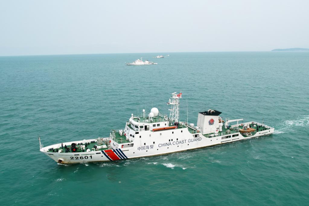 图为5月14日海警舰艇编队在巡航管控。